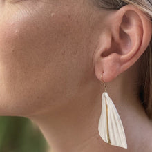 Load image into Gallery viewer, Simple et élégante, cette paire de boucles d'oreilles en porcelaine avec un fin trait d'or est un modèle unique.